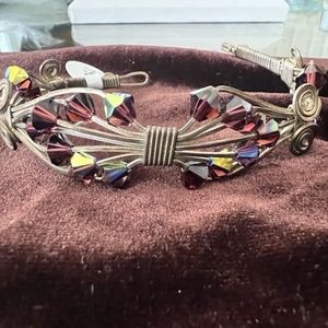 Bracelet, 6mm violet colored bicone glass beads, silver metallic wire alloy.!